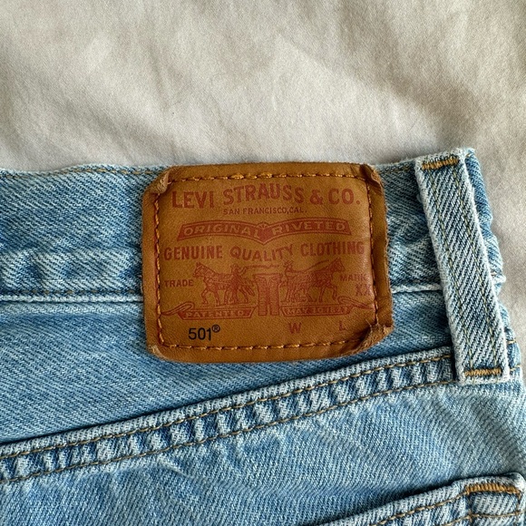 Levi ’s 501 Cropped Ripped Jeans Women’s - Picture 4 of 7